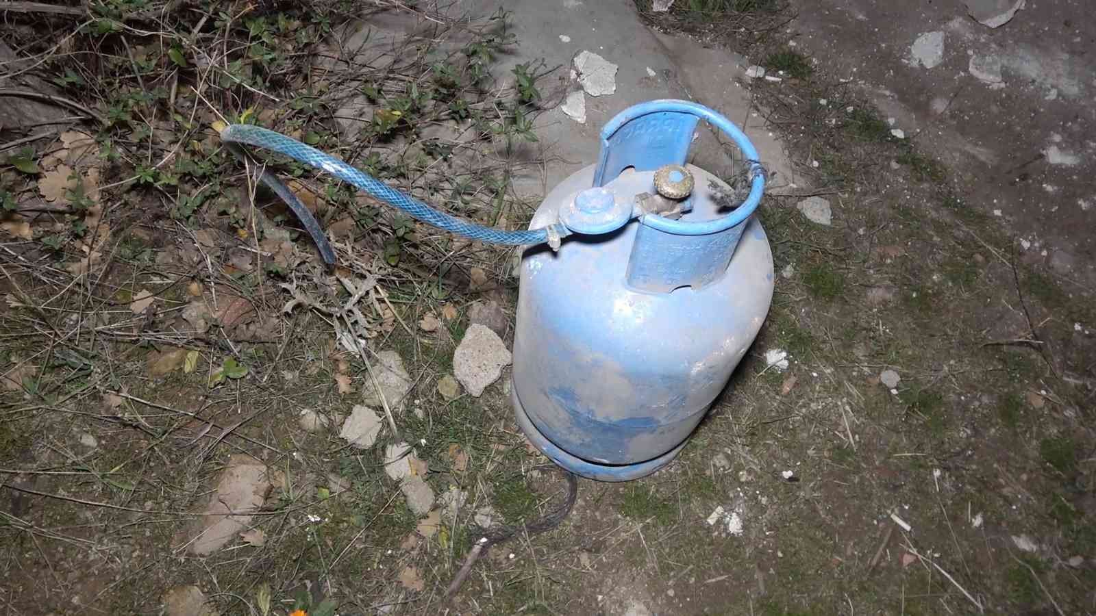 61af95b27ce23-Tüp bomba gibi patladı, ev harabeye döndü.jpg