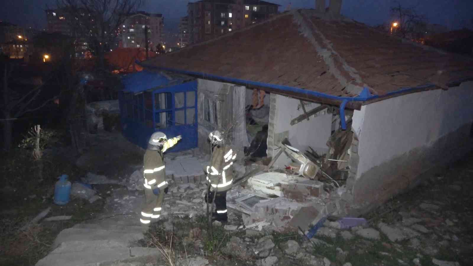 61af95b29e0b7-Tüp bomba gibi patladı, ev harabeye döndü.jpg