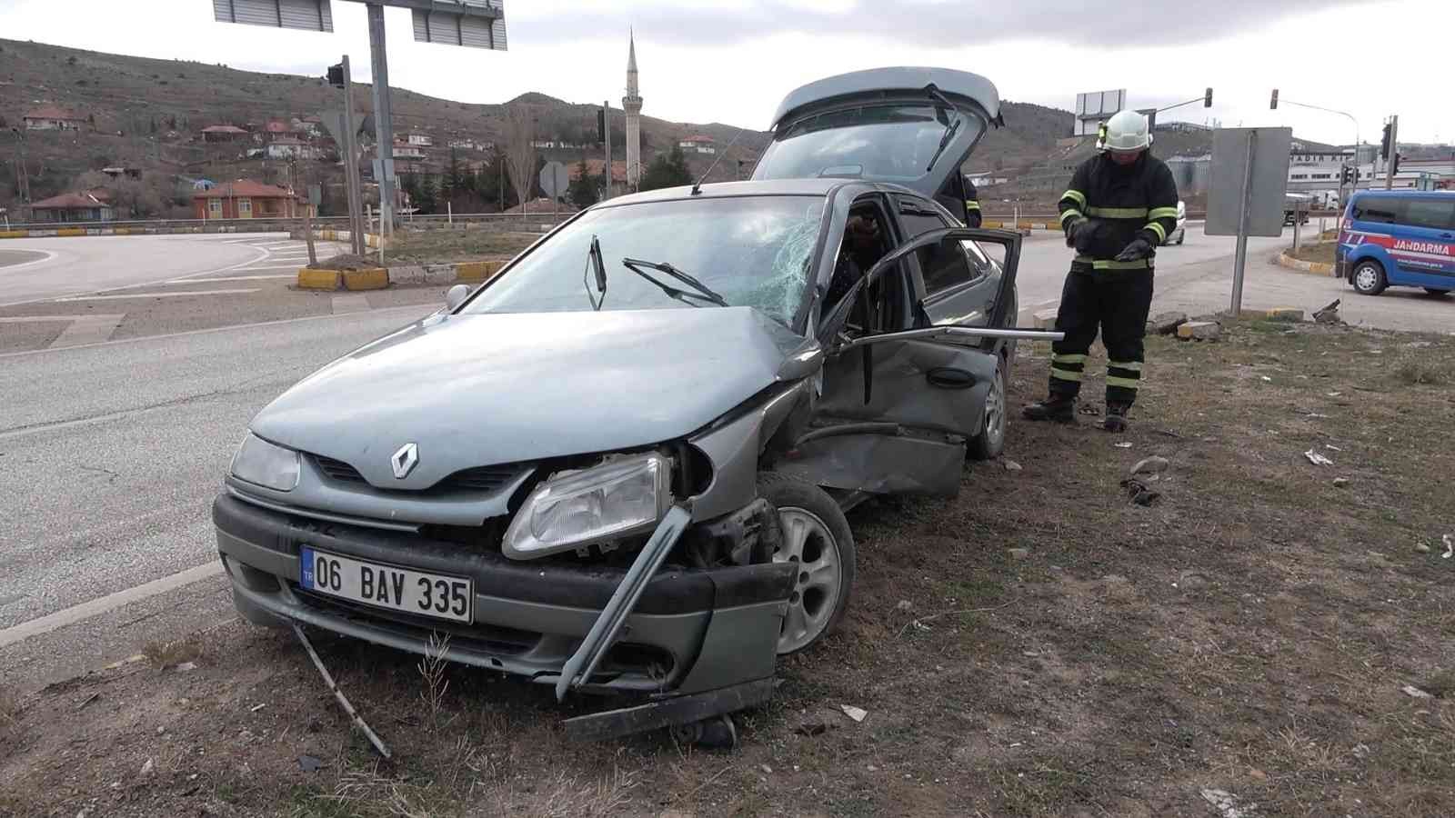 61b06dc9aad3e-Kırıkkale’de iki otomobil çarpıştı: 4 yaralı.jpg