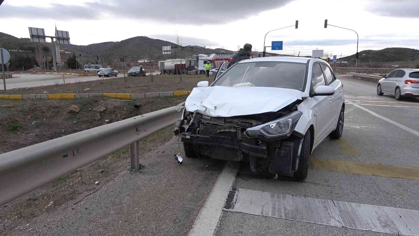61b06dc9eb264-Kırıkkale’de iki otomobil çarpıştı: 4 yaralı.jpg