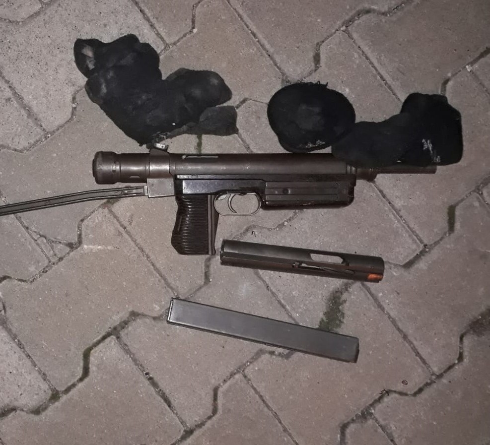61b20cdc28b0c-Polisin durdurduğu araçtan otomatik silah çıktı.jpg