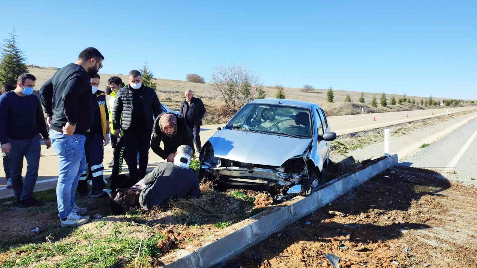 61b60d80c76f1-Otomobil refüje çarptı: 2 yaralı.jpg