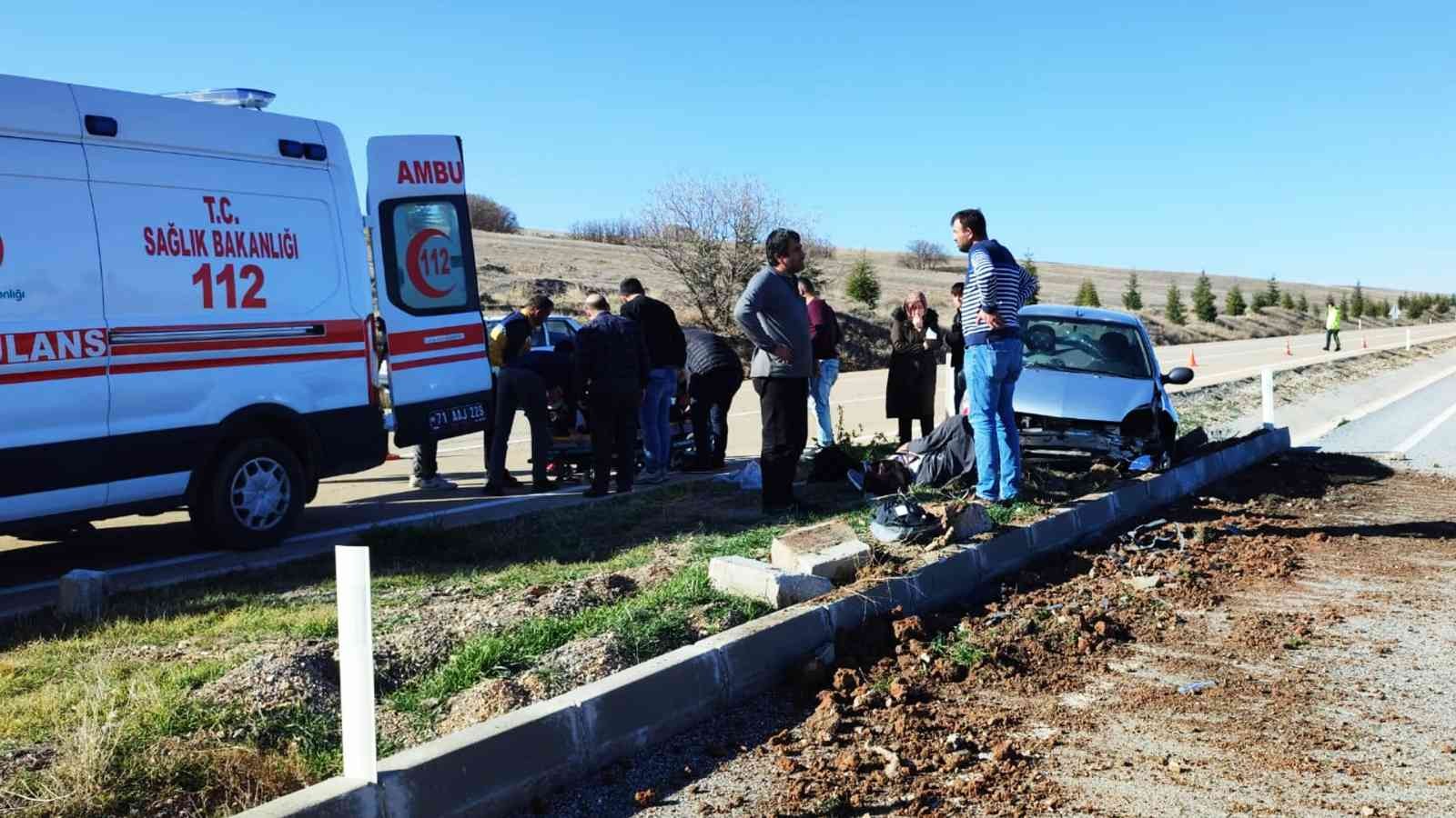 61b60d80f23f8-Otomobil refüje çarptı: 2 yaralı.jpg