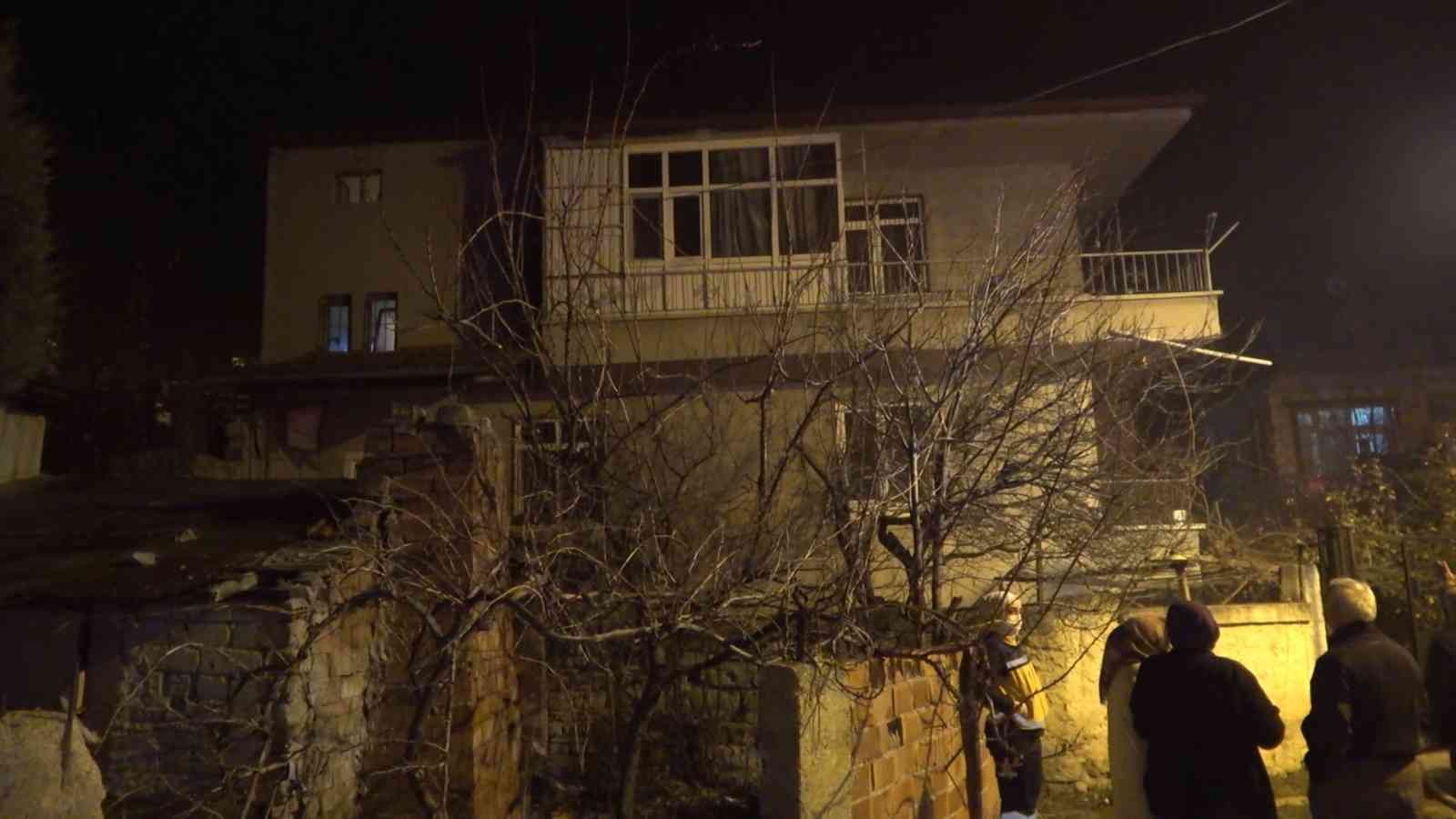 61b60ffe70565-Kırıkkale’de yanan ev mahalleliyi sokağa döktü.jpg