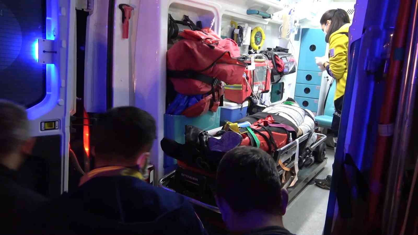 61b83c14c2635-Kırıkkale’de minibüs ile çarpışan otomobil alev aldı: 5 ağır yaralı.jpg