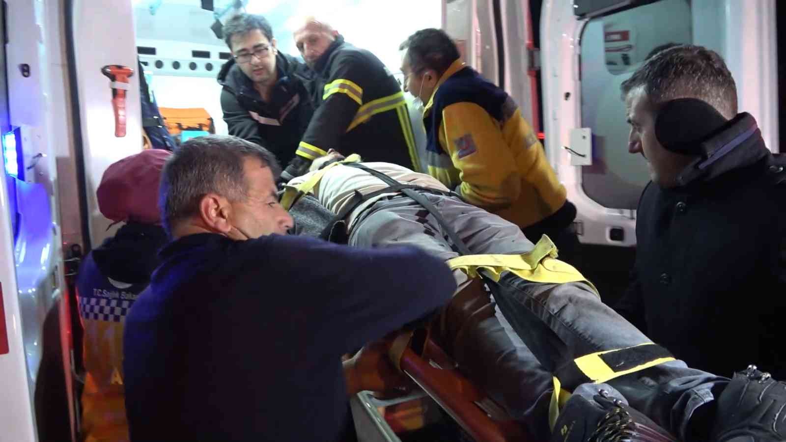 61b83c14e4936-Kırıkkale’de minibüs ile çarpışan otomobil alev aldı: 5 ağır yaralı.jpg