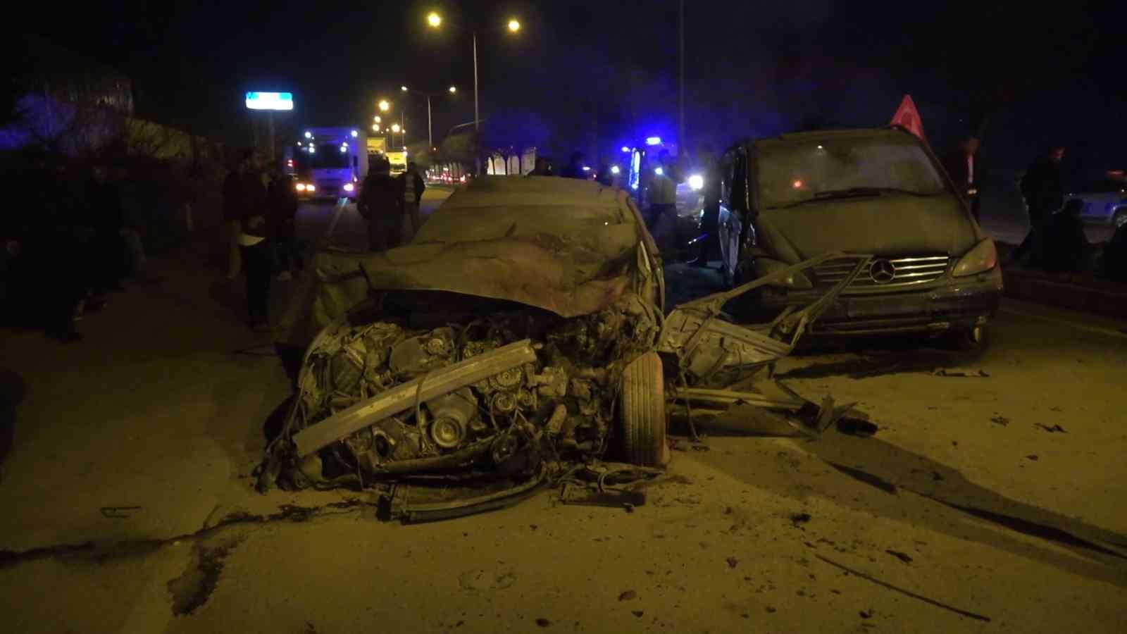 61b83c1533acb-Kırıkkale’de minibüs ile çarpışan otomobil alev aldı: 5 ağır yaralı.jpg