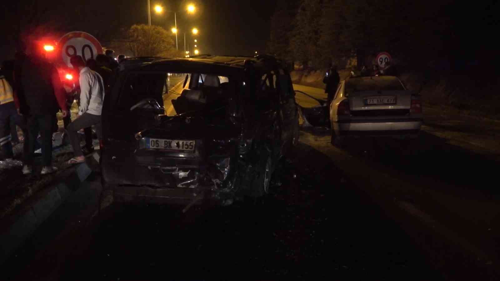61b83c1550f7e-Kırıkkale’de minibüs ile çarpışan otomobil alev aldı: 5 ağır yaralı.jpg