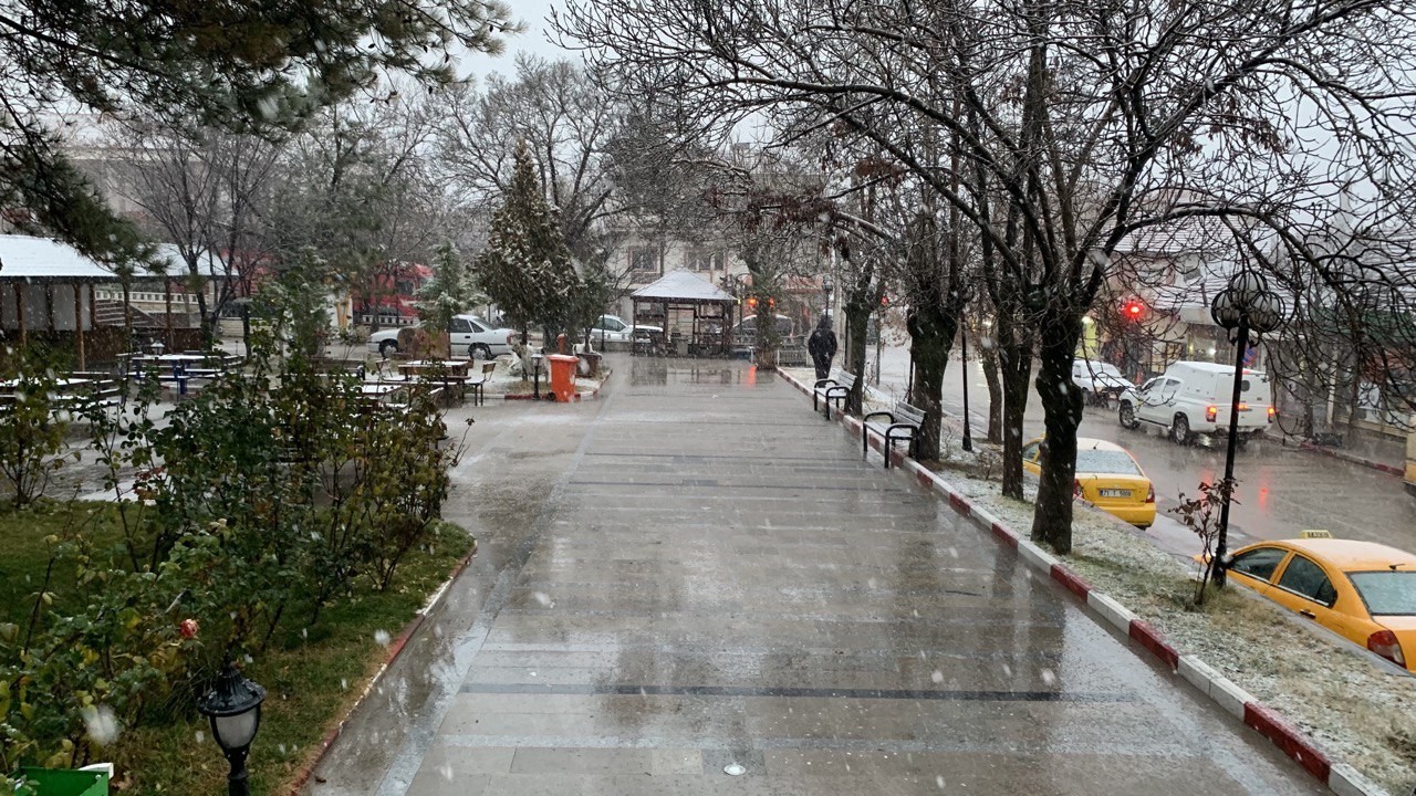 61baf98e898da-Kırıkkale’ye mevsimin ilk karı düştü.jpg