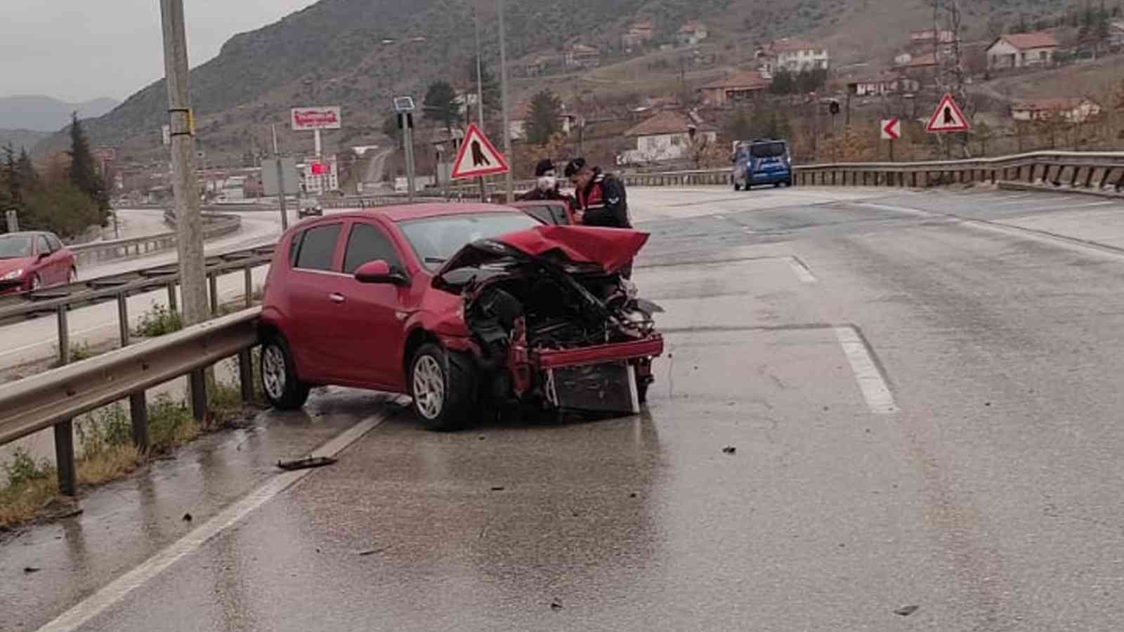 61bb19d850889-Otomobil bariyerlere çarptı: 1 yaralı.jpg