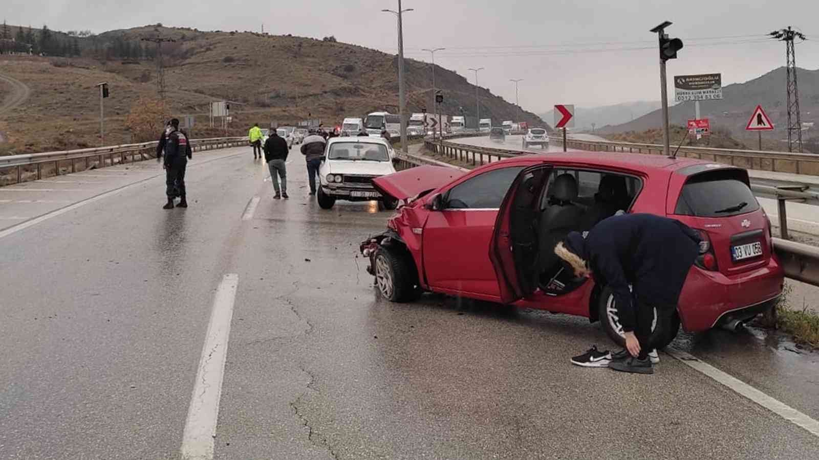 61bb19d877f37-Otomobil bariyerlere çarptı: 1 yaralı.jpg