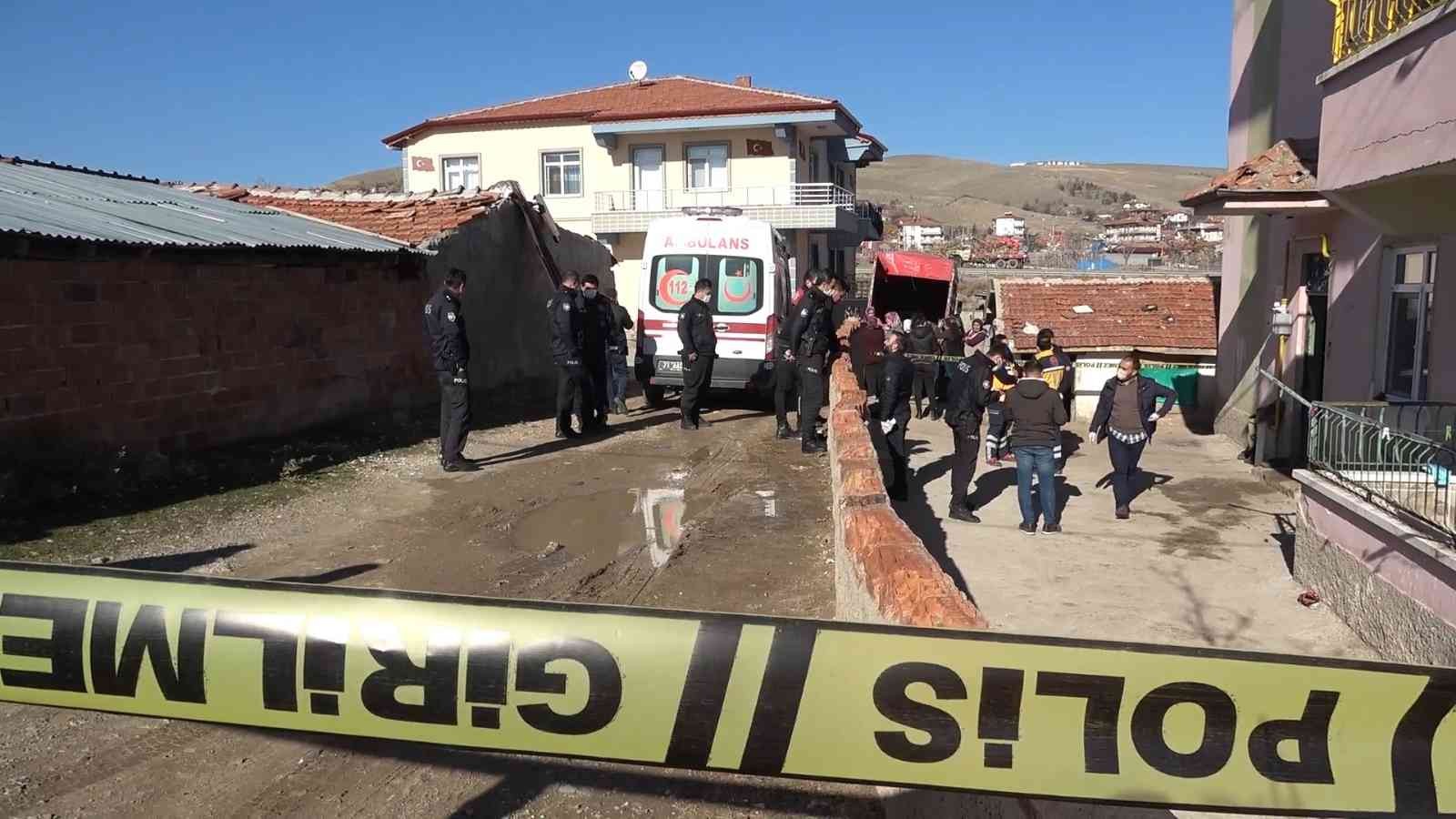 61bc2ef0c4d32-Kendisini öldürmek isterken evlat katili oldu: Gerçeği tutuklanınca öğrendi.jpg