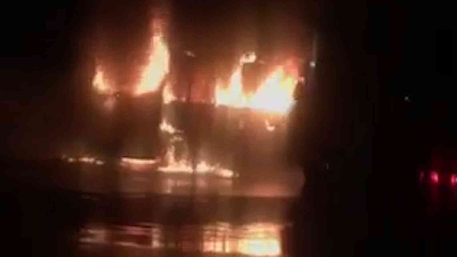 61c01efd92fd8-Alev topuna dönen minibüsten geriye iskeleti kaldı.jpg