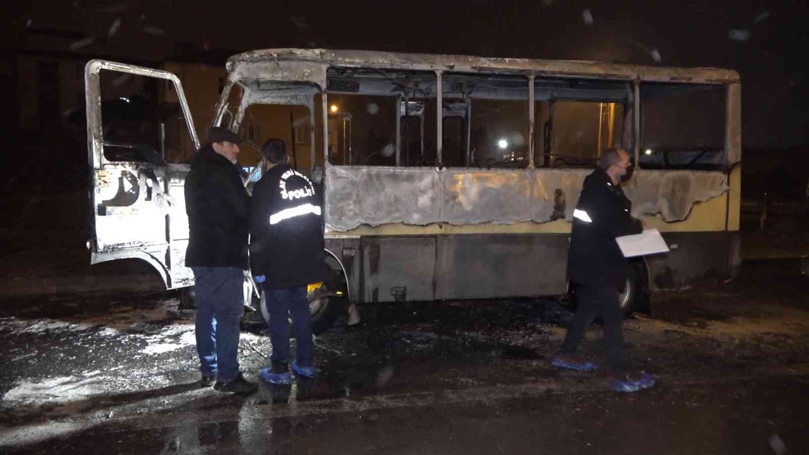 61c01efdc59f6-Alev topuna dönen minibüsten geriye iskeleti kaldı.jpg