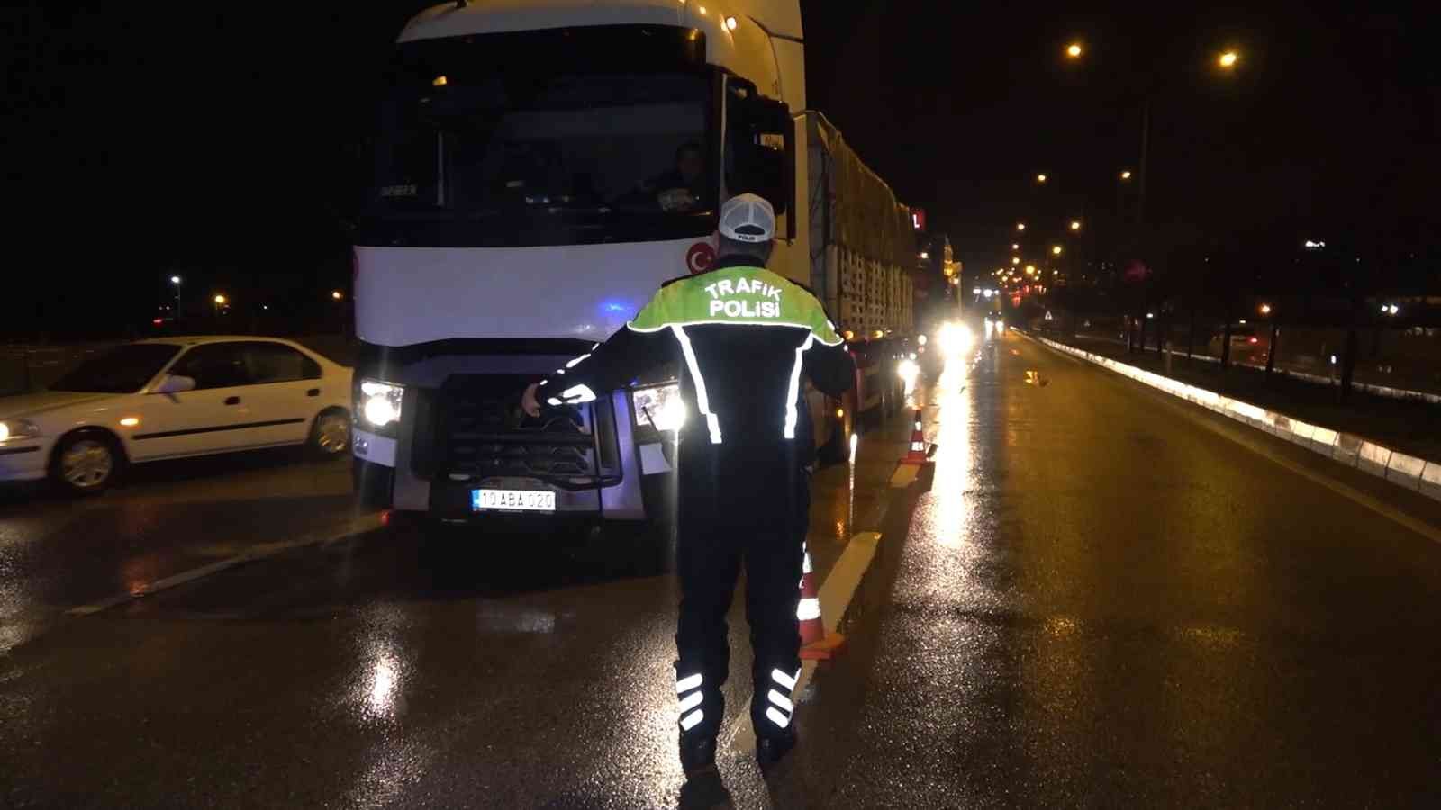 61c01efe58f84-Alev topuna dönen minibüsten geriye iskeleti kaldı.jpg