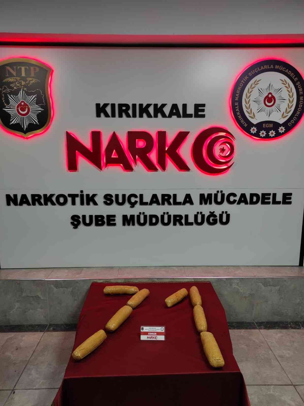 61c08aeaaa732-Narkotik köpeği 'Adam' buldu: Bantla sarılı uyuşturucu bagajdan çıktı.jpg