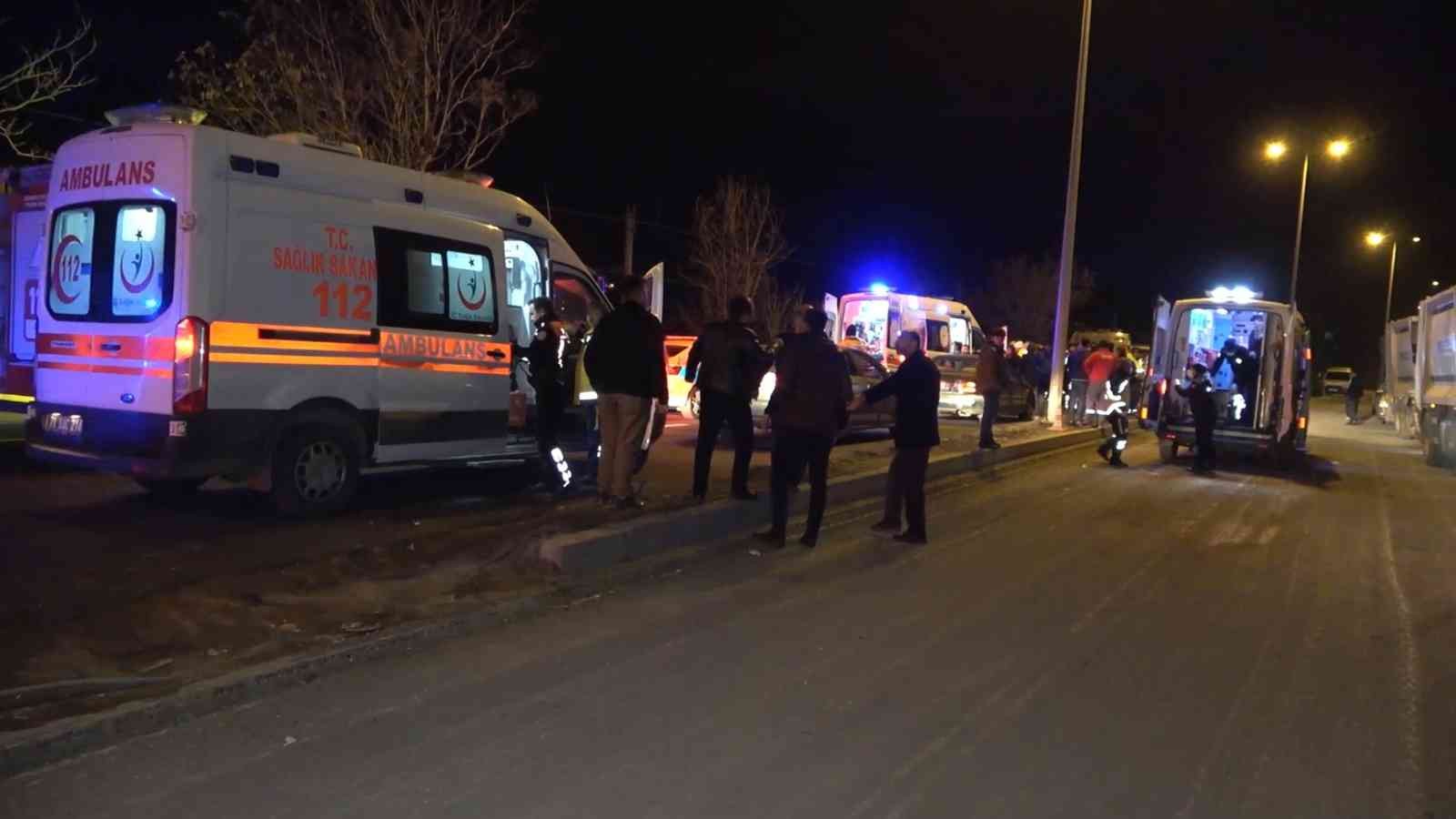 61c960a20233d-Kırıkkale’de iki otomobil kafa kafaya çarpıştı: 7 yaralı.jpg