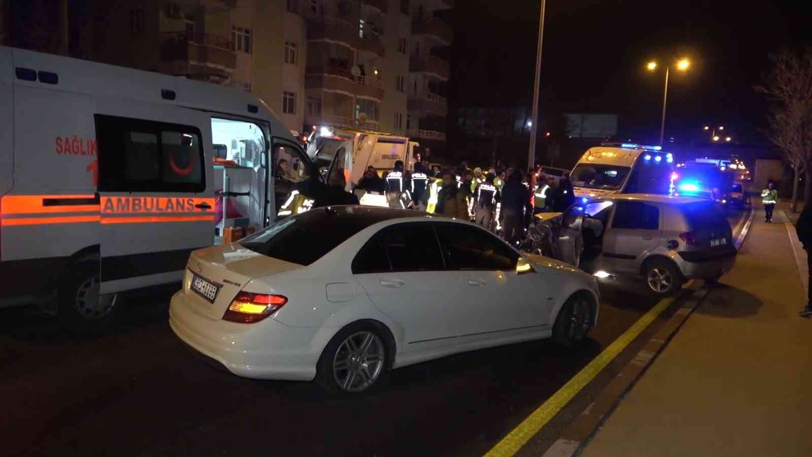 61c960a22452d-Kırıkkale’de iki otomobil kafa kafaya çarpıştı: 7 yaralı.jpg
