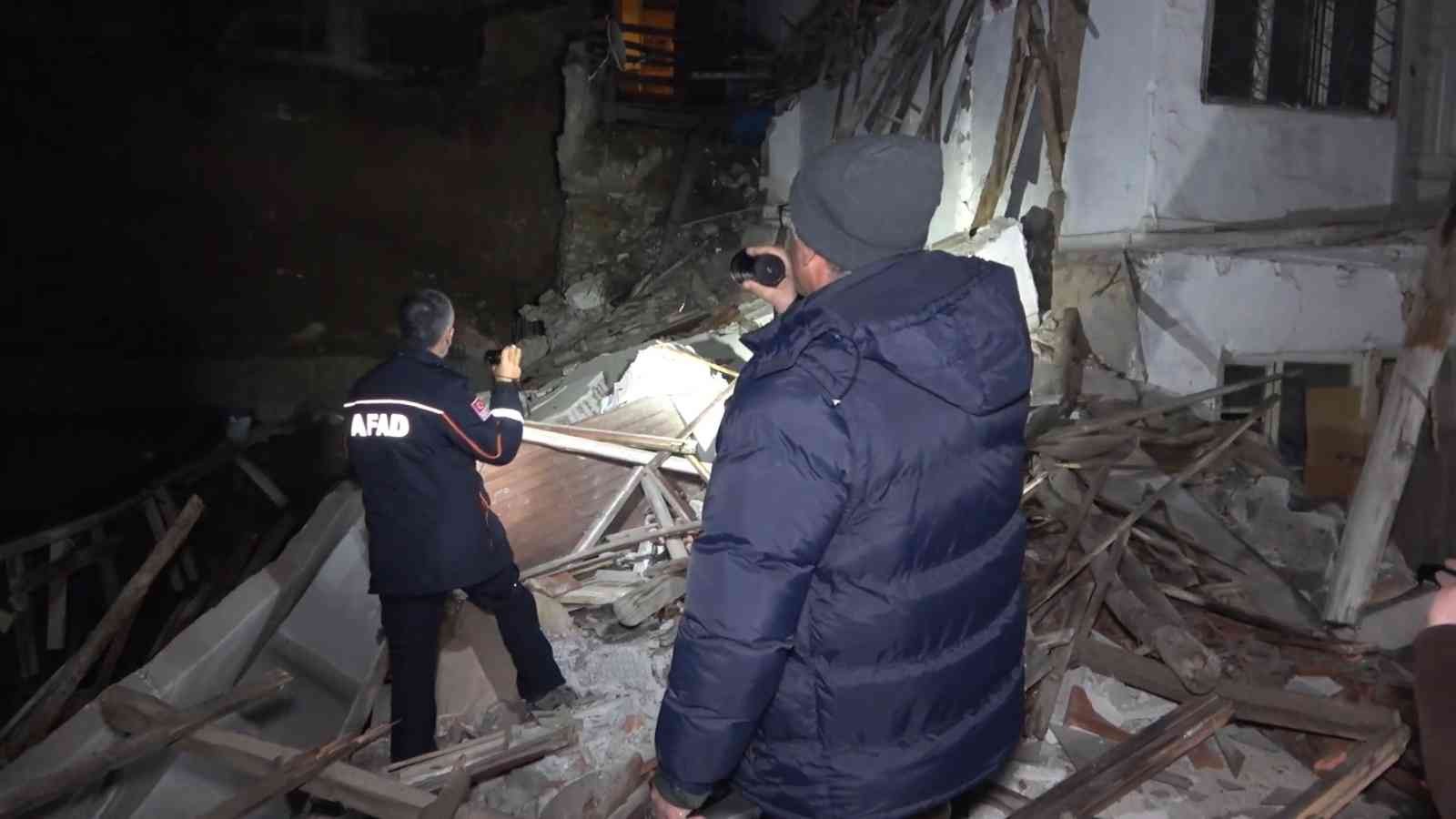 61caacfa29b66-Kırıkkale’de iki katlı metruk bina çöktü.jpg