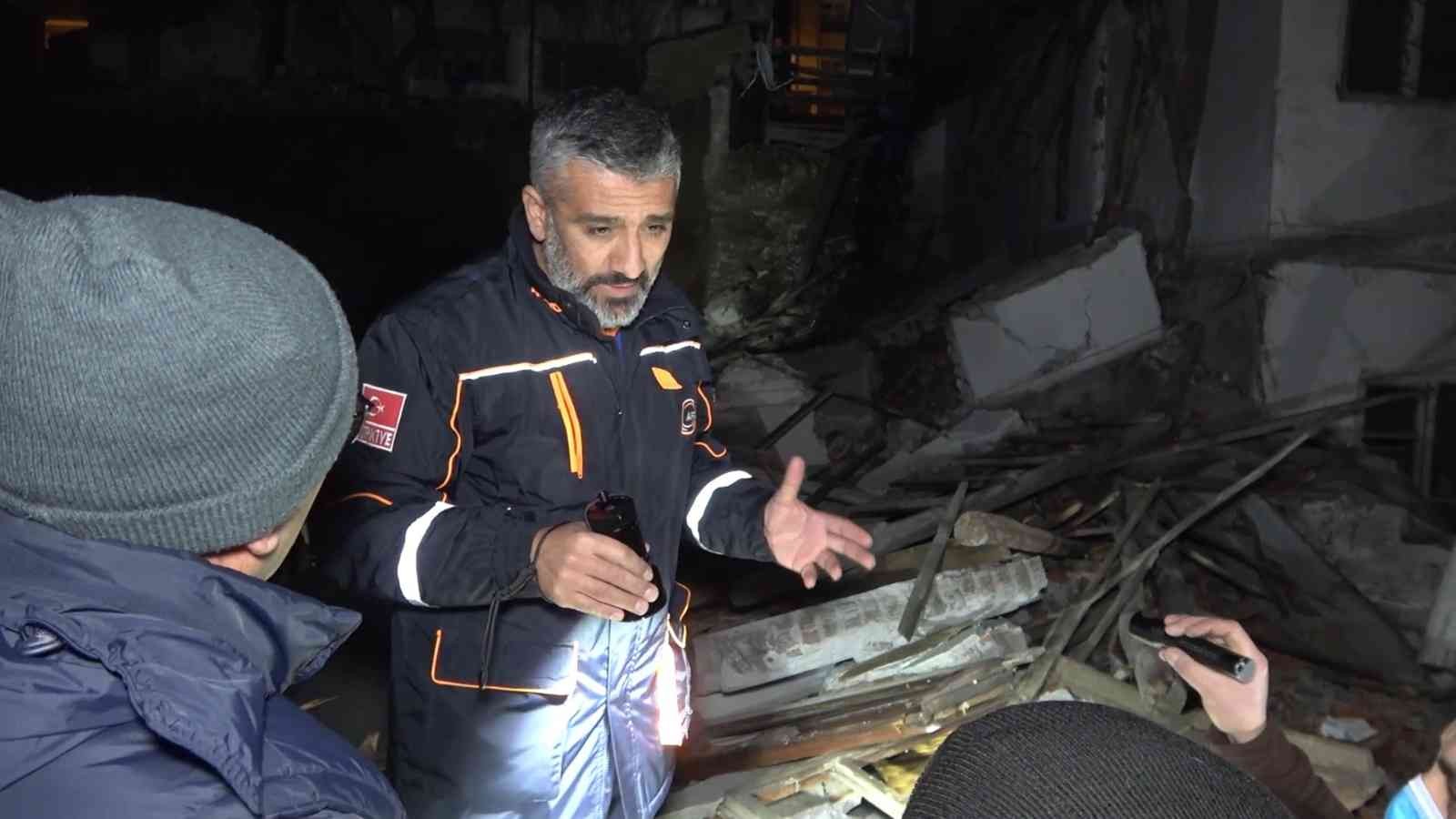 61caacfa69480-Kırıkkale’de iki katlı metruk bina çöktü.jpg