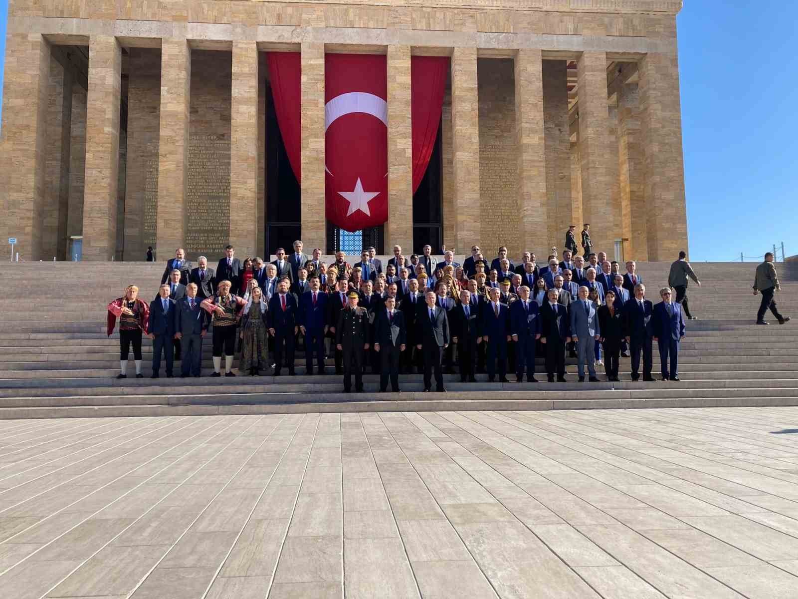 65291a2d7bee8-ankaranin-baskent-olusu-anitkabir-ve-1-mecliste-torenlerle-kutlandi1.jpg