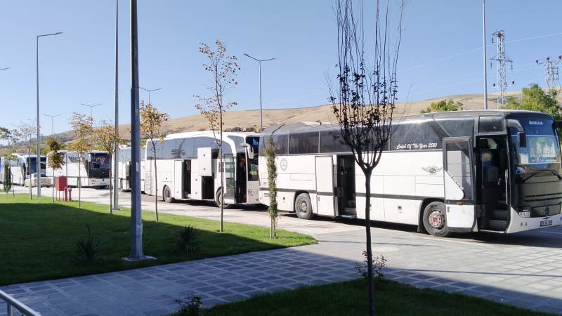 652a8f03148e2.kirikkaleden-yht-yolculari-icin-otobus-aktarmasi-yapiliyor-1.jpeg