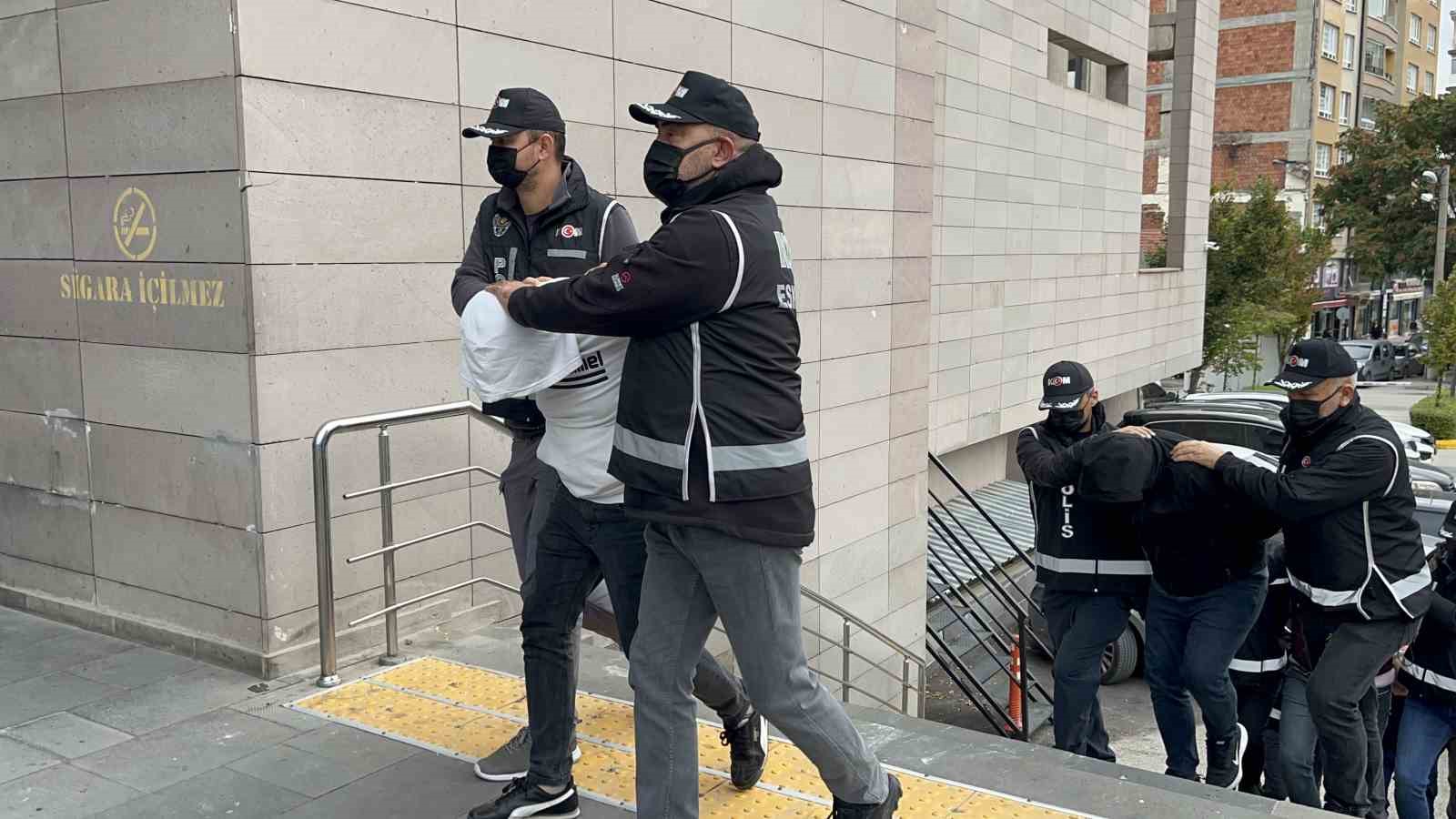 6530ebb8baa28-eskisehirde-tefecilik-yaptigi-tespit-edilen-5-supheli-yakalandi1.jpg