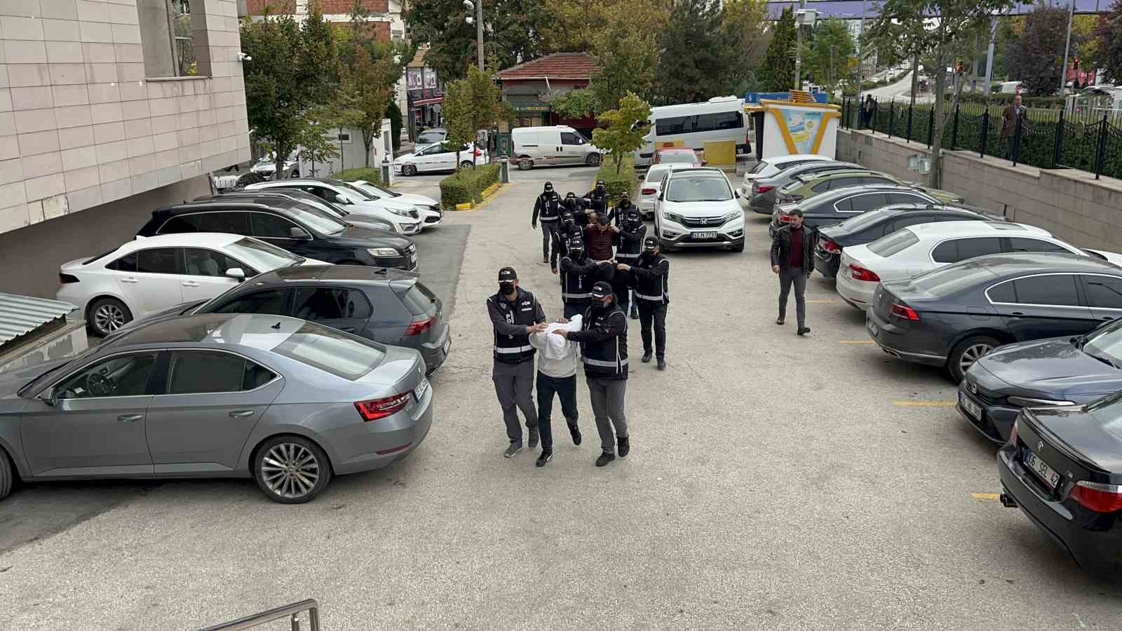 6530ebb9c6b2b-eskisehirde-tefecilik-yaptigi-tespit-edilen-5-supheli-yakalandi1.jpg