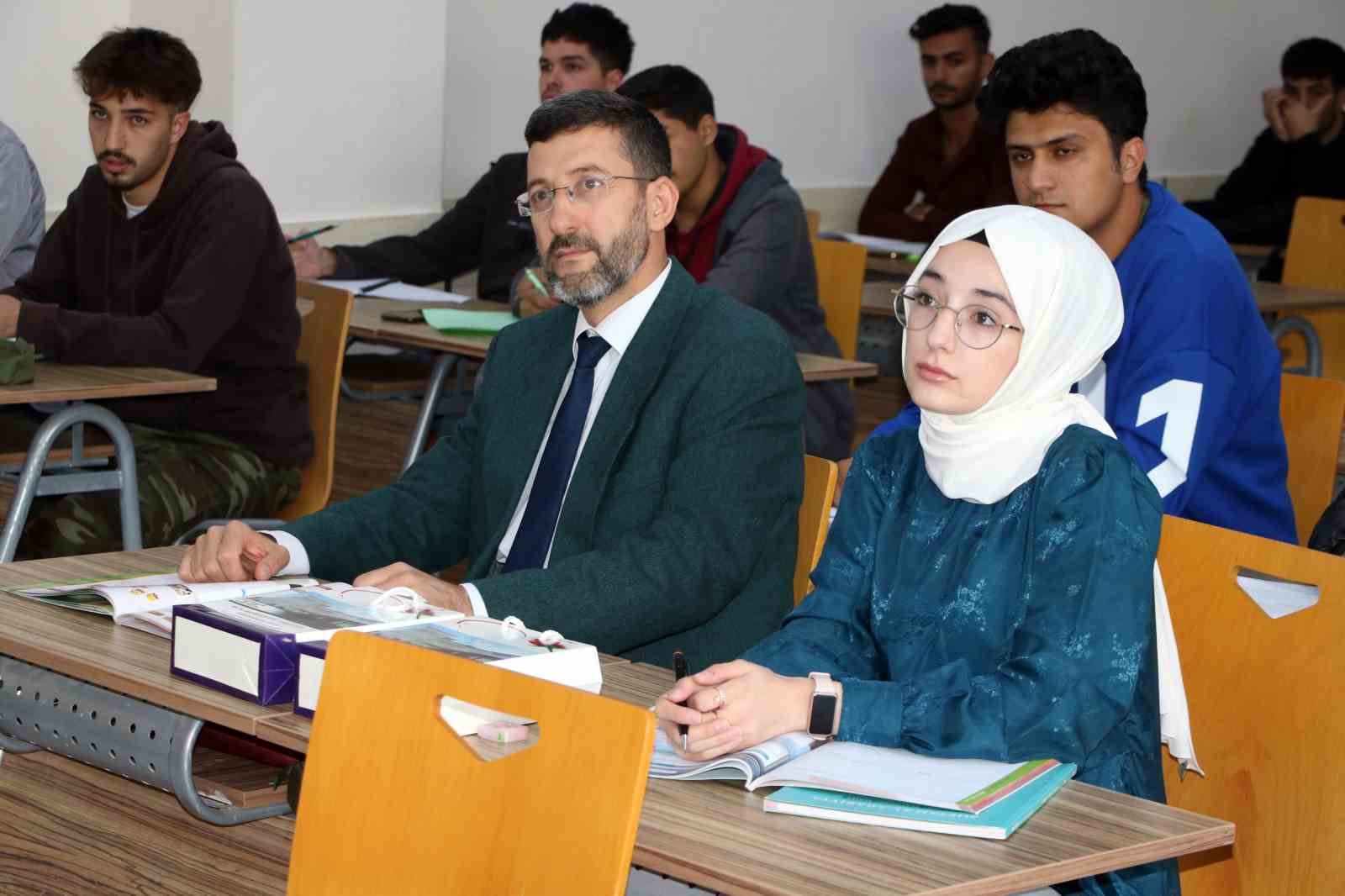 6530f18b45f72-baba-ve-kizi-ayni-sinifta-universite-ogretimi-aliyor1.jpg