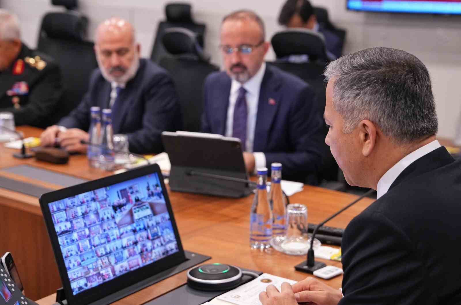 6531121fc87b4-bakan-yerlikaya-81-ilin-valisi-ile-video-konferans-toplantisi-yapti1.jpg