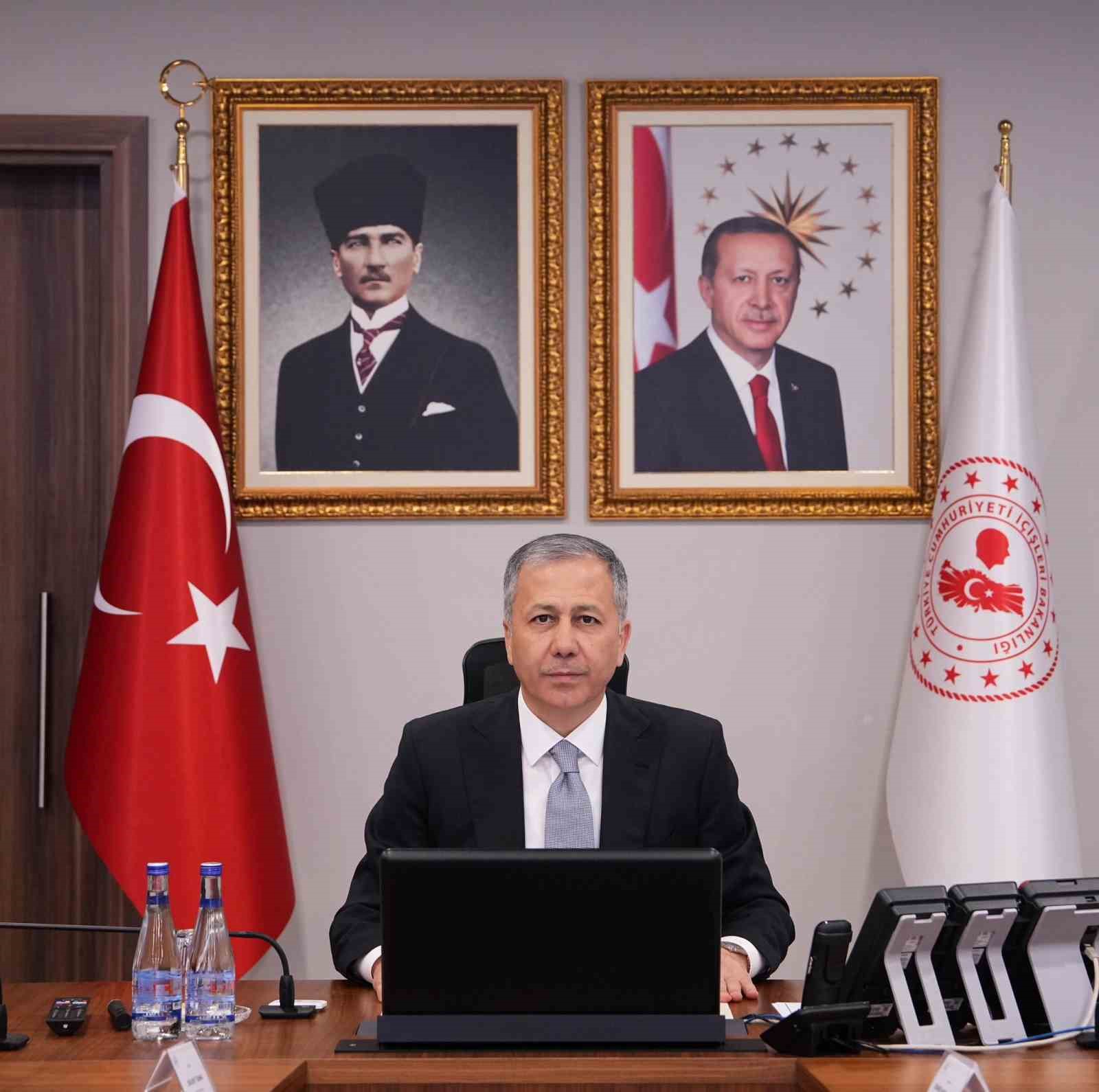 653112208a22f-bakan-yerlikaya-81-ilin-valisi-ile-video-konferans-toplantisi-yapti1.jpg