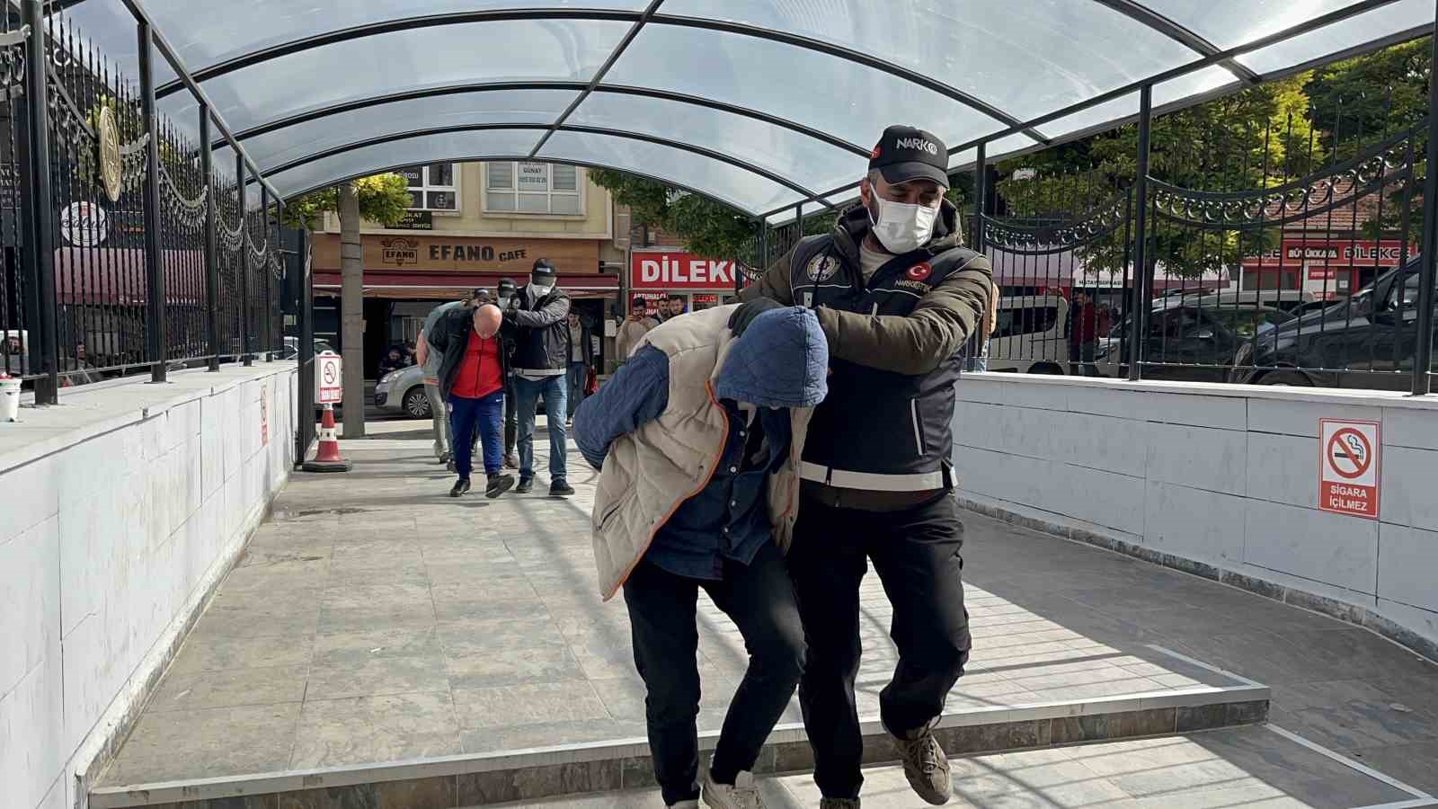 6531167708713-uyusturucu-operasyonunda-yakalanan-4-supheli-adliyeye-sevk-edildi1.jpg