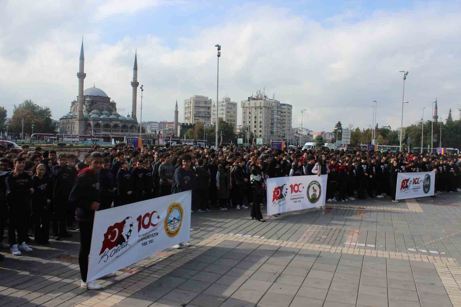 653122c243457-bin-200-ogrenciden-istiklal-marsi-soleni1.jpg