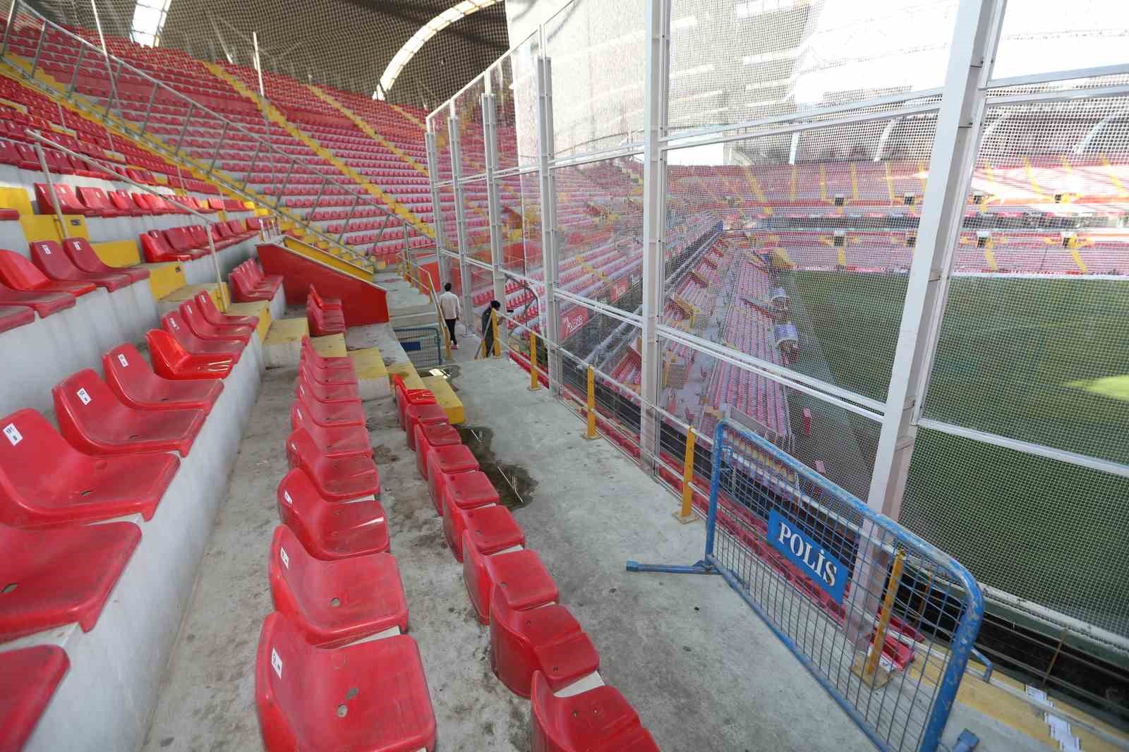 65322d56cefc3-buyuksehir-sehrin-stadyumunda-misafir-tribununu-daha-guvenli-hale-getirdi1.jpg