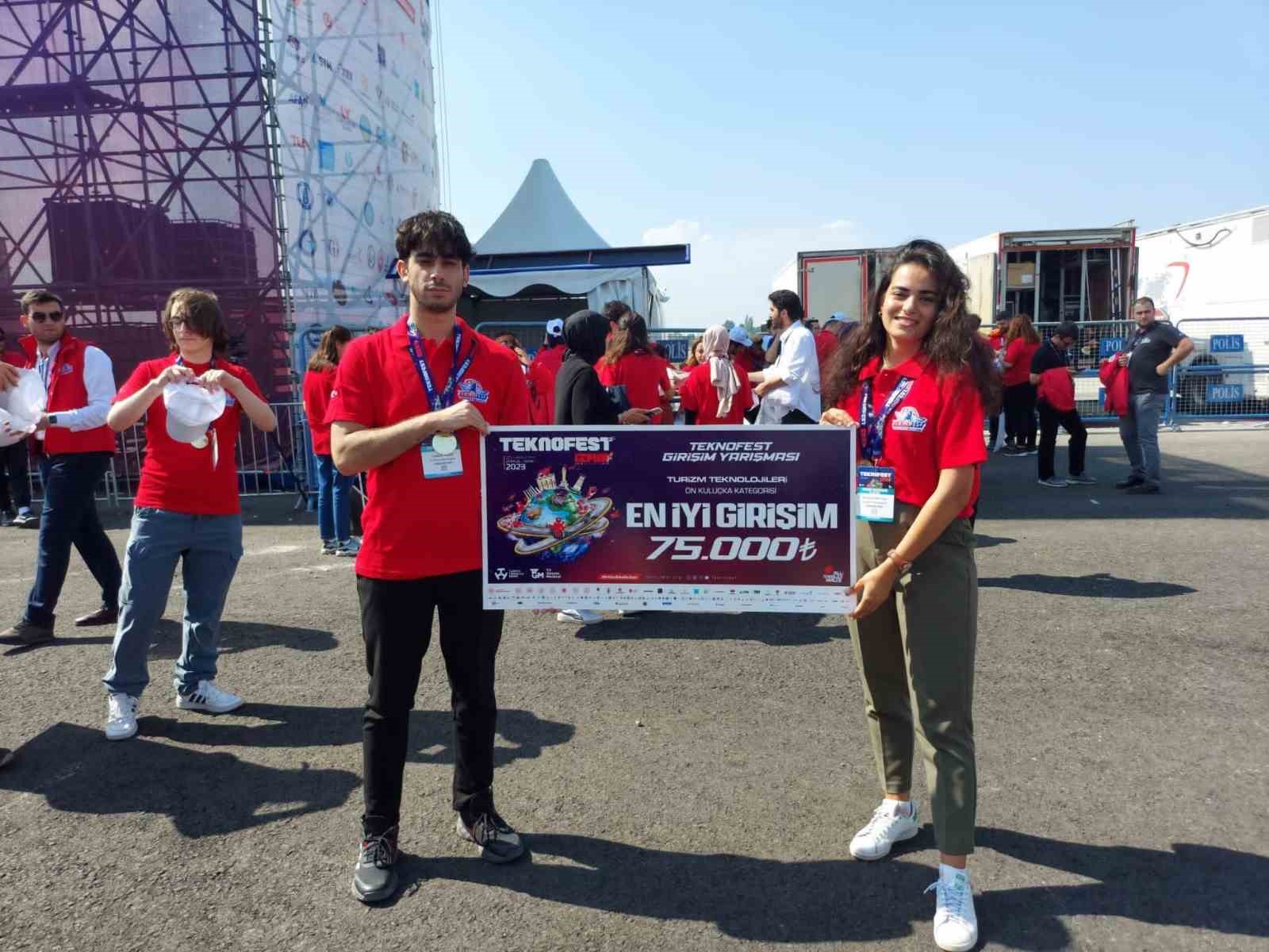65322faf7b4b3-agu-ogrencilerine-teknofestte-birincilik-odulu1.jpg