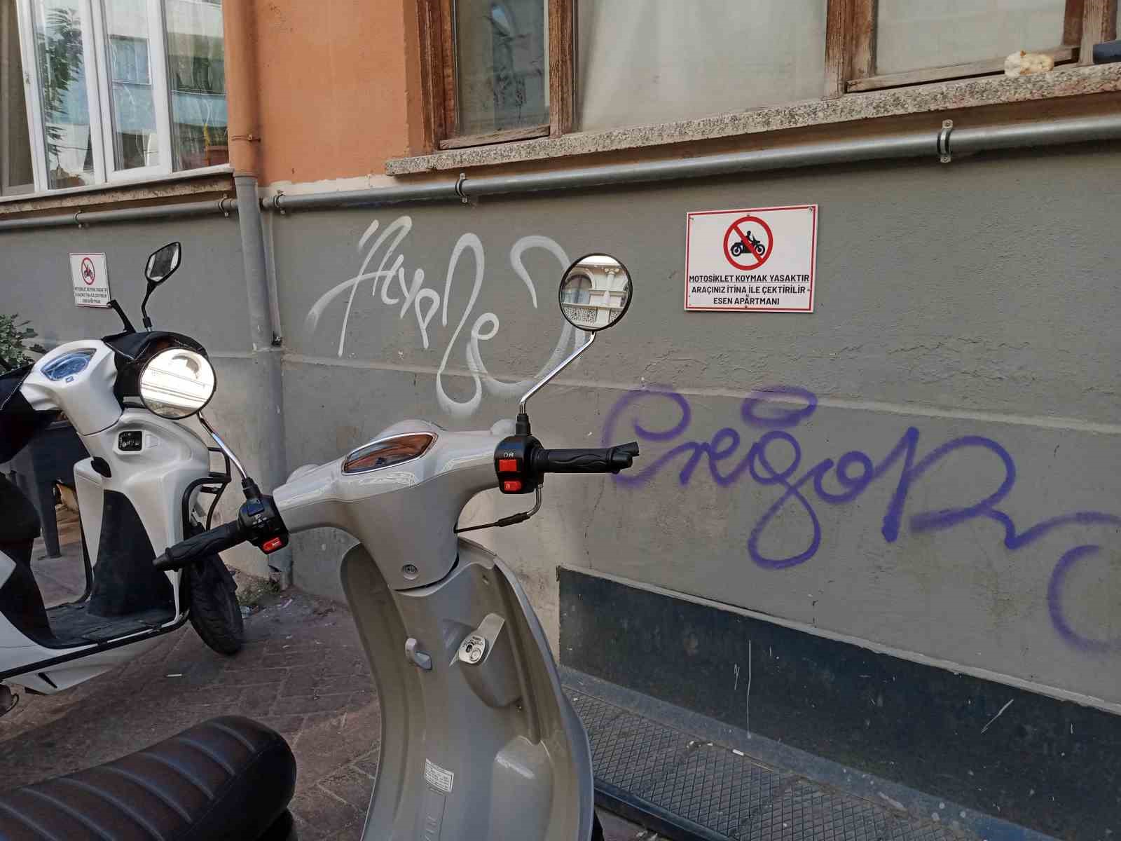 653246e2c5d62-motosiklet-koymak-yasaktir-yazisinin-tam-karsisina-park-yaptilar1.jpg
