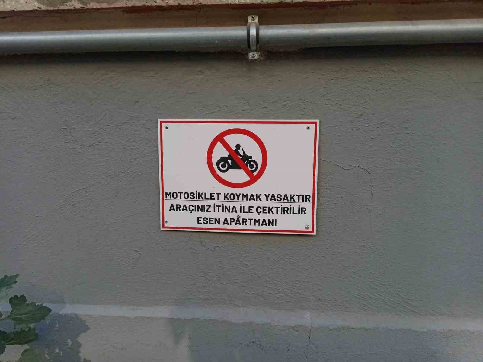 653246e320653-motosiklet-koymak-yasaktir-yazisinin-tam-karsisina-park-yaptilar1.jpg