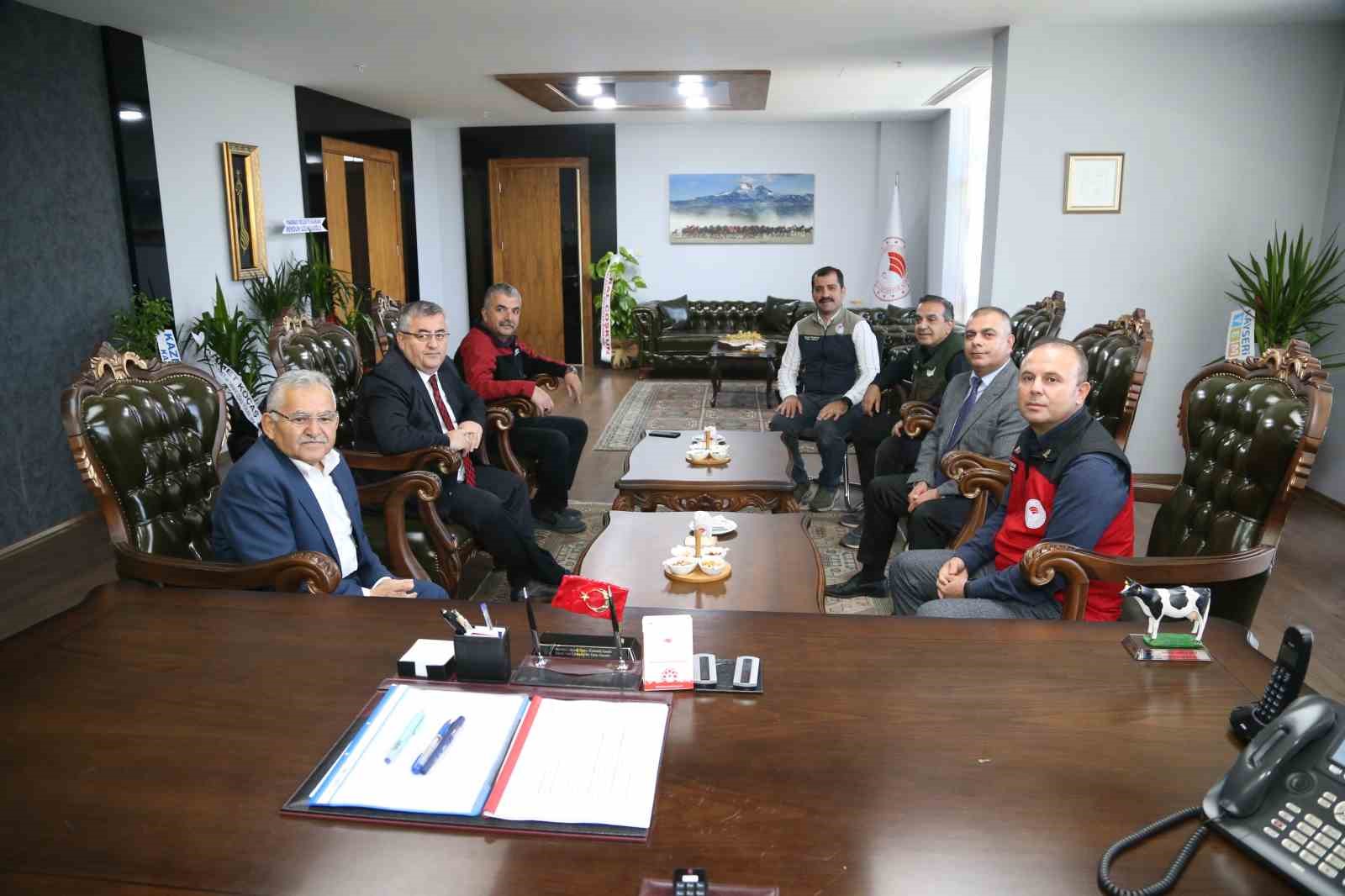 6532656eaeb4e-baskan-buyukkilictan-il-tarim-ve-orman-muduru-saklava-hayirli-olsun-ziyareti1.jpg