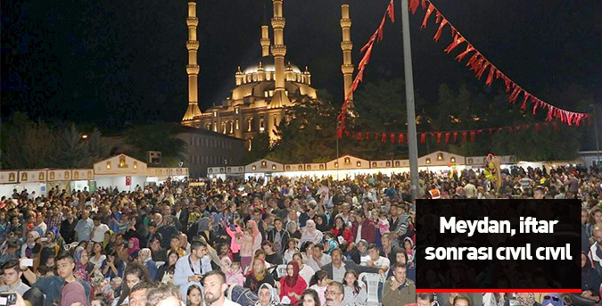 Meydan-iftar-sonrası-cıvıl-cıvıl.jpg