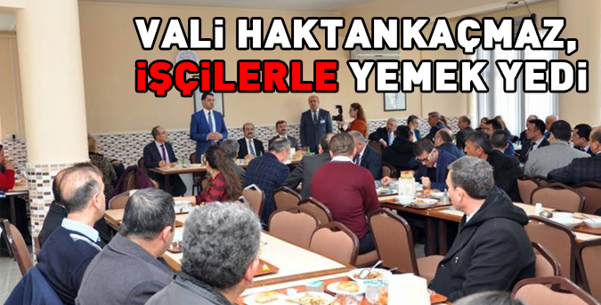 vali-haktankacmaz-iscilerle-yemek-yedi.jpg